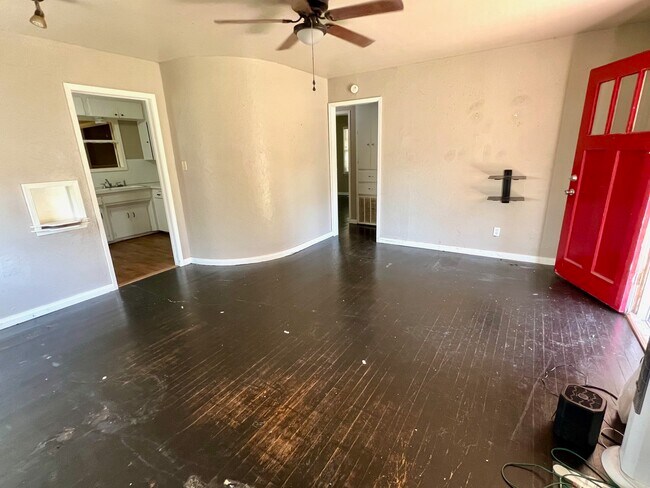 Building Photo - 533 E Fairchild Dr