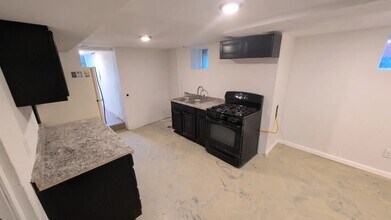 Building Photo - 606 W 14th St