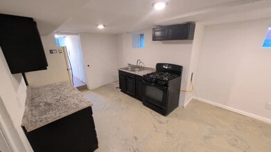 Building Photo - 606 W 14th St