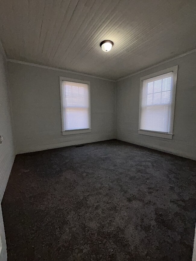 Building Photo - 2 Bedroom 1 Bathroom