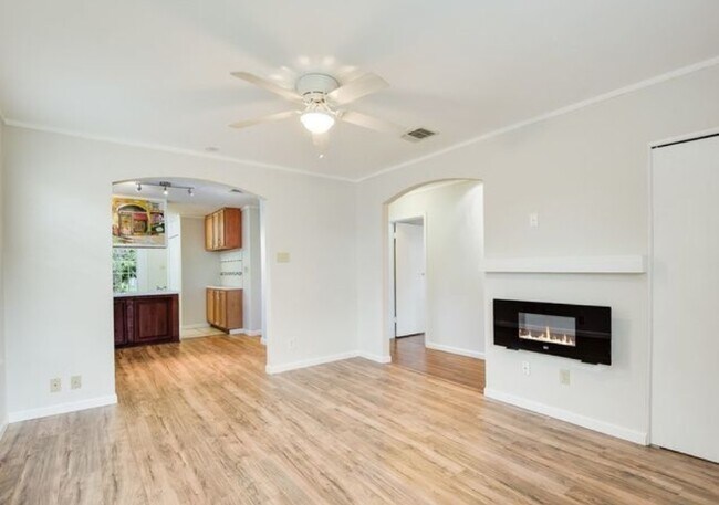 Foto del edificio - 707 Sprucewood Ln