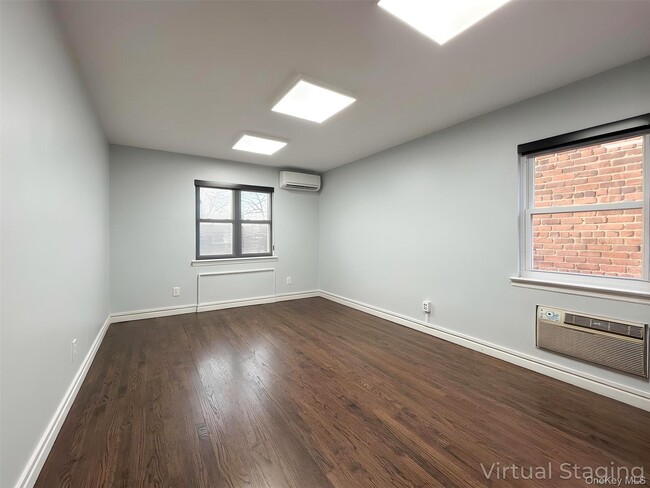 Foto del edificio - 27-30-30 Francis Lewis Blvd