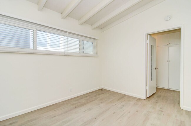 Building Photo - Surfs Up! Spacious 1 bedroom 1 bath vintag...