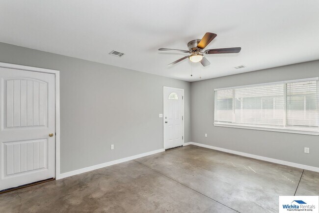Building Photo - 3 bedroom 2 bath duplex