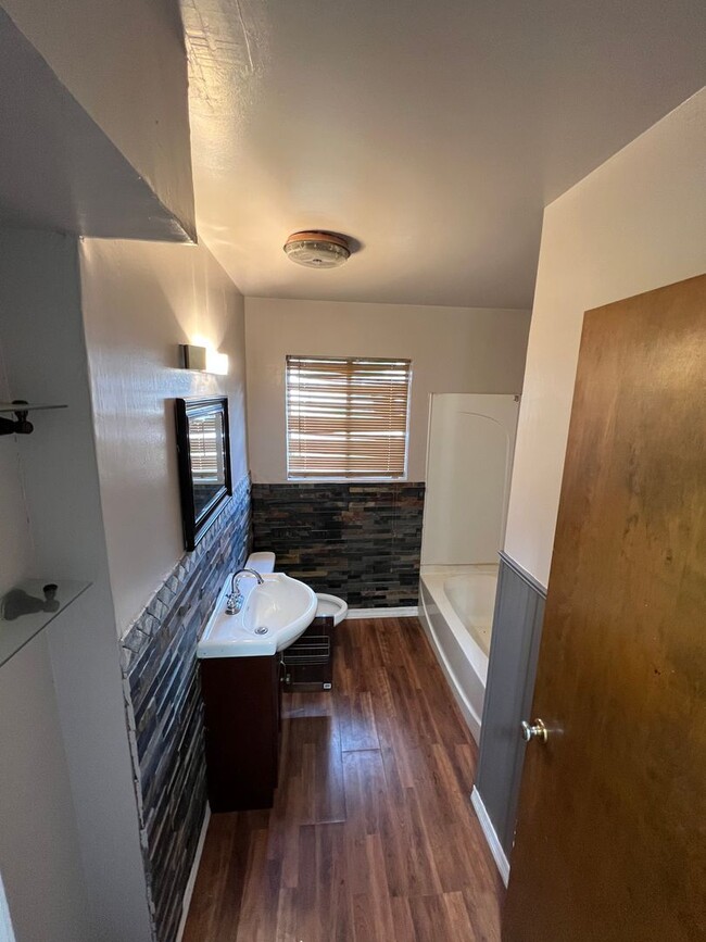 Building Photo - Updated 3 bedroom!!