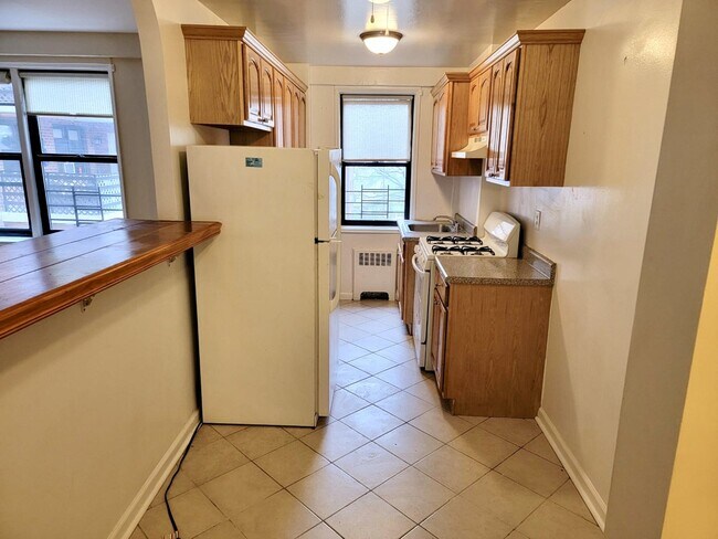 Building Photo - 542 Pelham Rd