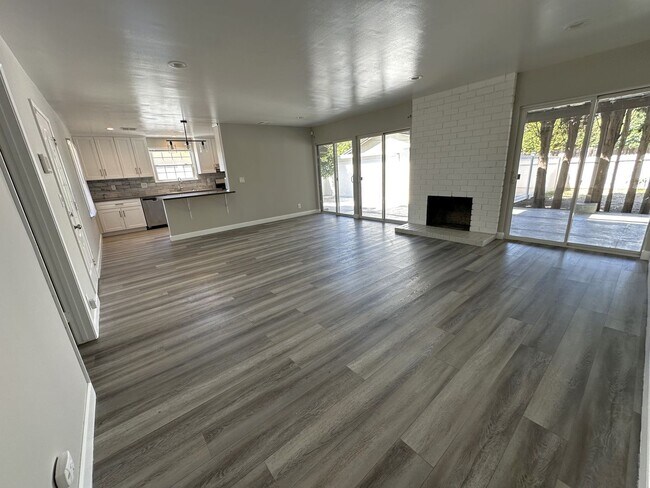 Foto del edificio - Fallbrook 7945-7947