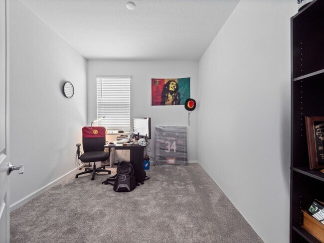Foto del edificio - Listing Agent: Jose Solis, La Rosa Lake No...