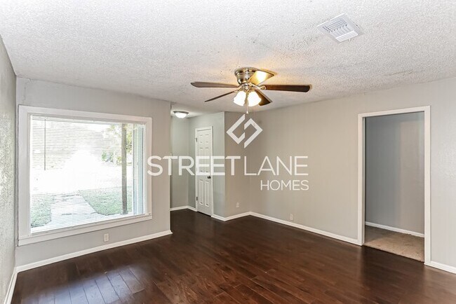 Building Photo - Charming 4 Bedroom in Cleburne!