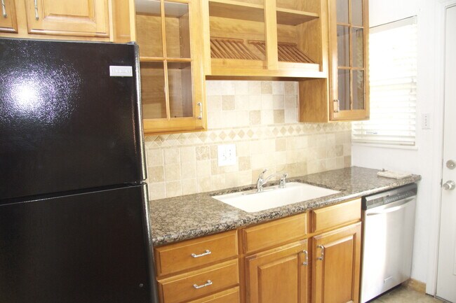 Building Photo - Great Fremont Location • Freshly Painted • Central A/C