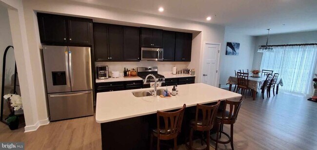 Foto del edificio - 402 Sterling Dr