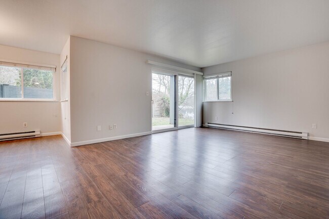 Building Photo - 1 Bed/1 Bath Condo w/ A/C on Echo Lake, Sh...
