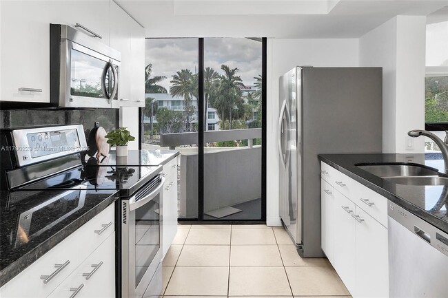 Building Photo - 2501 Brickell Ave