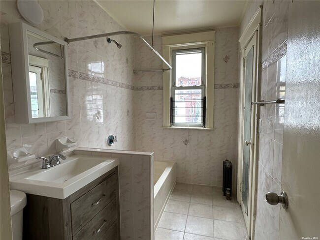 Foto del edificio - 88-10 173rd St