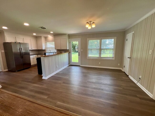 Building Photo - 3BR 1.5BA, All Brick Ranch Home *Fenced Backyard*