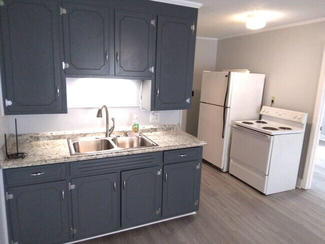 Foto del edificio - Walk to the Beach, 2 Bedroom, 1 Bath, Unfurnished Condo, Utilities Included!