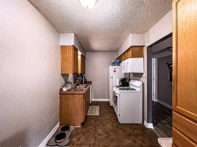 Building Photo - 6016 Westridge Ln