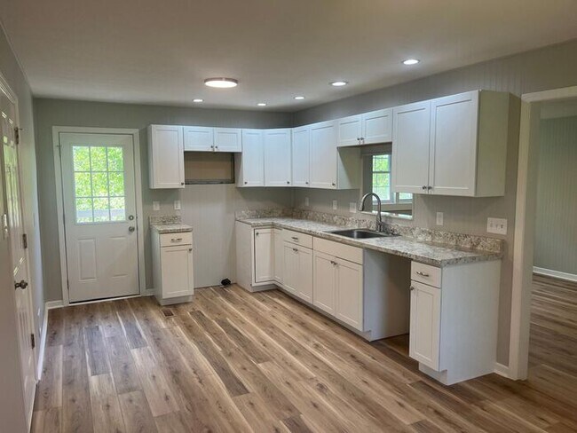 Building Photo - 3 bed, 2 bath, 2 car garage Cape Cod style...