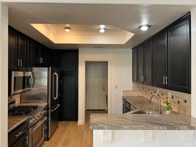 Building Photo - 9 Nutcracker Ln
