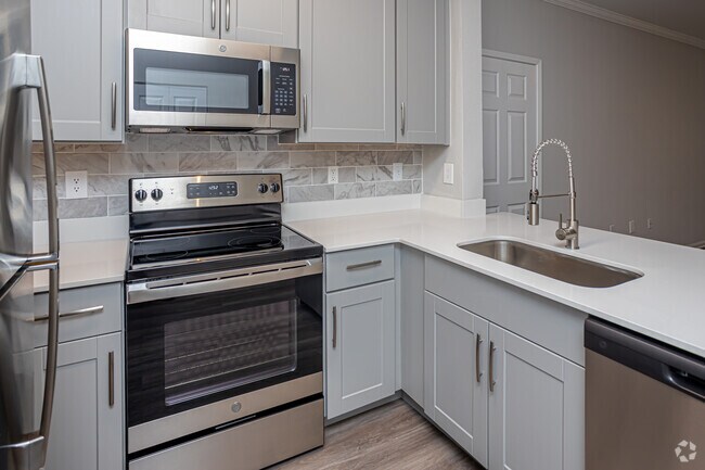1HAB, 1BA - 785SF de la planta baja - 61Ninety West