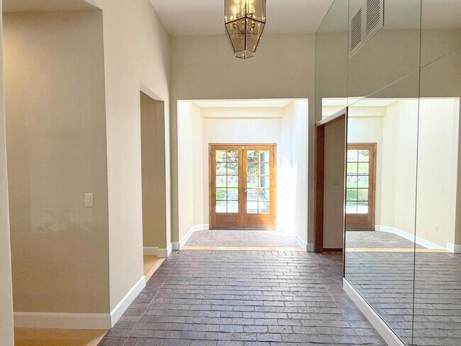 Foto del edificio - Sprawling ranch home located in highly des...