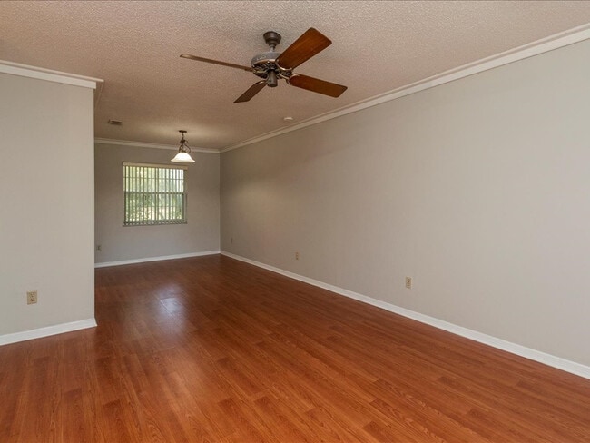 Building Photo - Single Family Pool Home Excellent Location