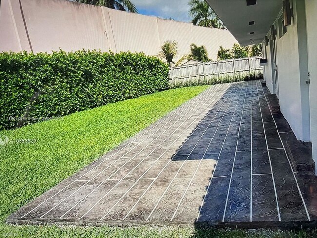 Building Photo - 3 br, 2 bath House - Sunset