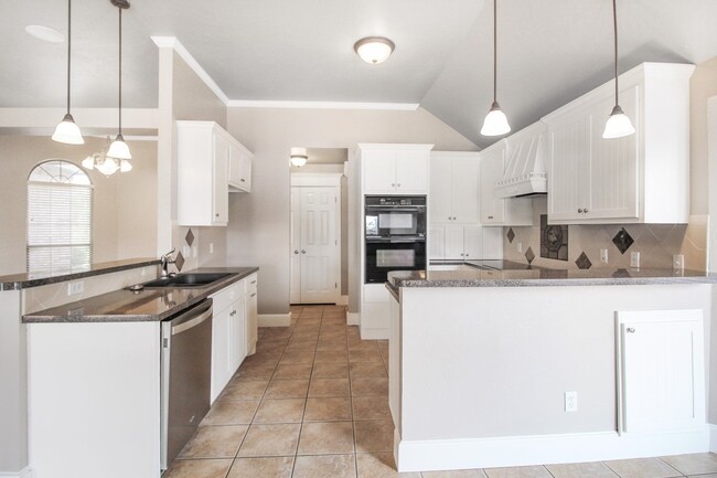 Foto del edificio - Great 4 Bed, 2 Bath, in Gated Community / ...