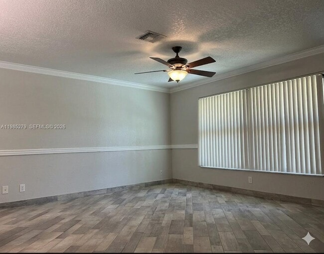 Foto del edificio - 633 NE 2nd St