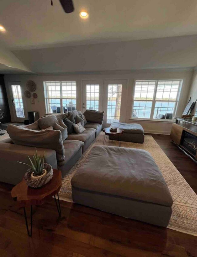 Building Photo - Modernized 3 Bedroom Charming Home with a ...