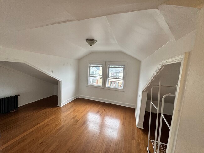 La habitación principal vacía se puede utilizar como dormitorio o sala de estar. - 327 Ellery Ave