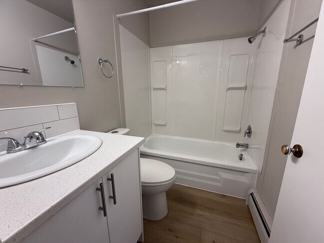Building Photo - 1 Bed 1 Bath Unit in Edmonton, AB