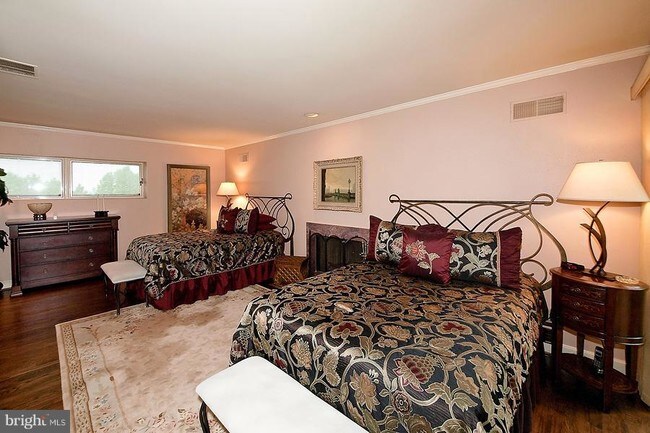 Foto del edificio - 4515 Foxhall Cres NW