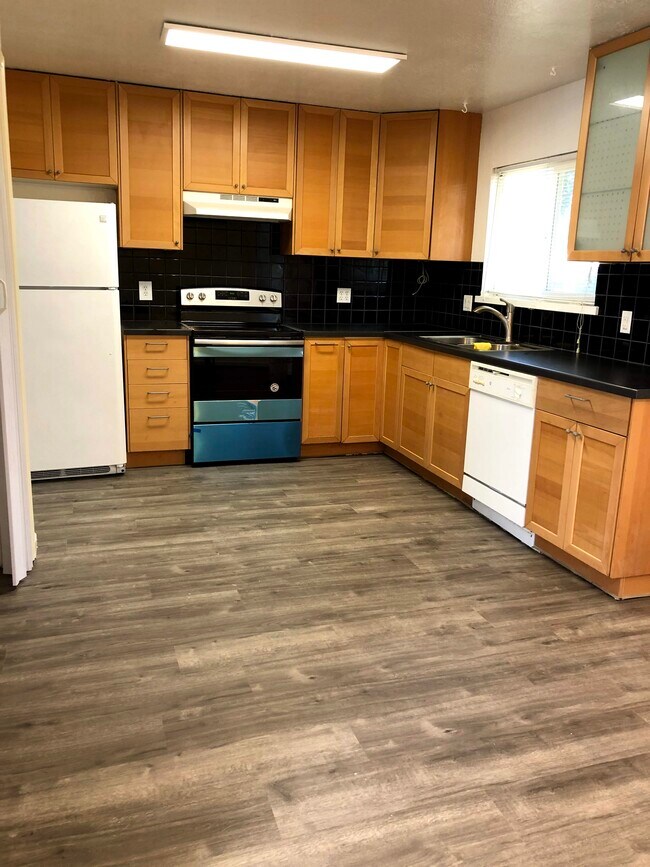 Kitchen - 40183 Blanchard St
