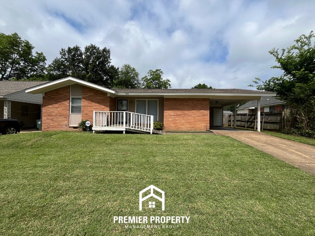 Charming 3BR/2BA in 38118 | Hardwood Floors, Formal Dining & Fenced Yard - Charming 3BR/2BA in 38118 | Hardwood Floors, Formal Dining & Fenced Yard House
