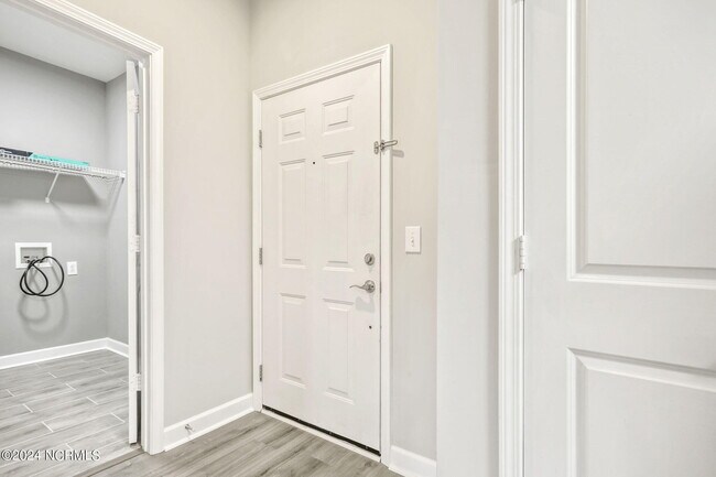 Building Photo - 395 S Crow Creek Dr