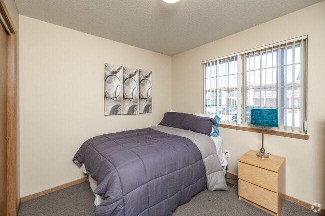 Interior Photo - Hillcrest Park Apartments-Student Housing