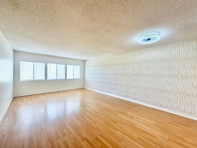 Foto del edificio - AVAILABLE NOW!! Studio - 1 Bathroom Condo near Downtown Palm Springs!