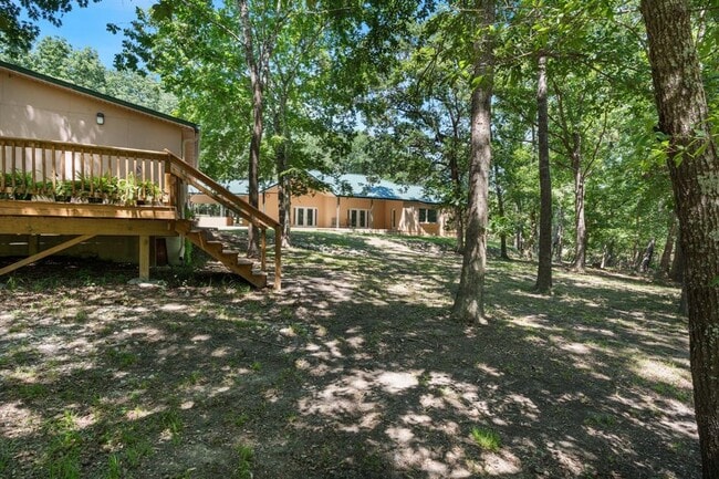 Building Photo - 100 Kings Pt Dr