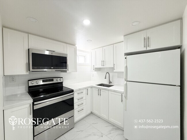 Photo du bâtiment - Modern 2-Bedroom Basement Apartment with O...