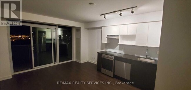 Building Photo - 120-120 Varna Dr