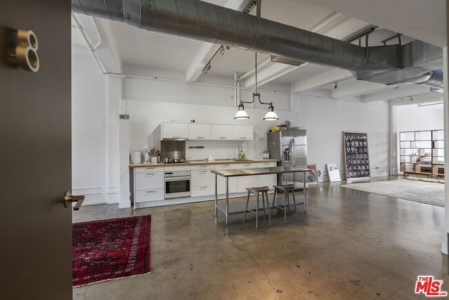 Building Photo - 814 S Spring St