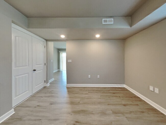 Building Photo - 207 SW Marigold St