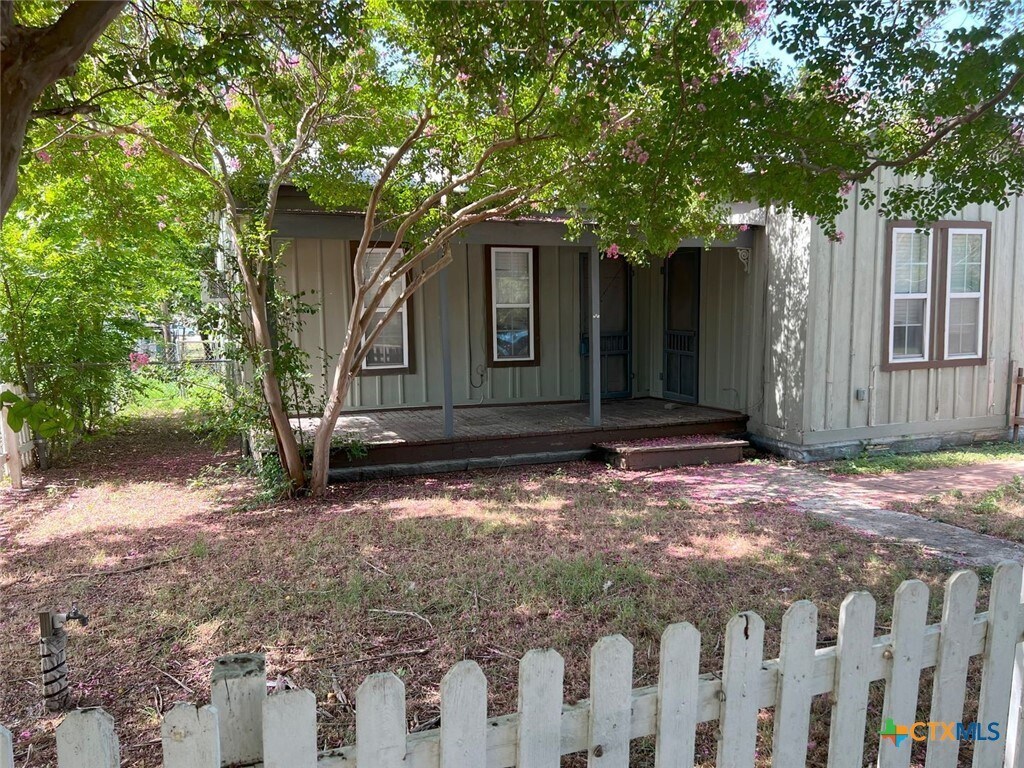 Primary Photo - 213 W Schulz St