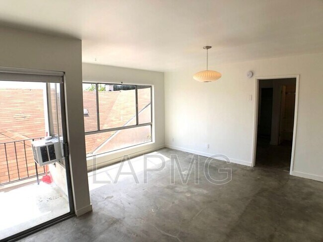 Building Photo - 146 N Vendome St