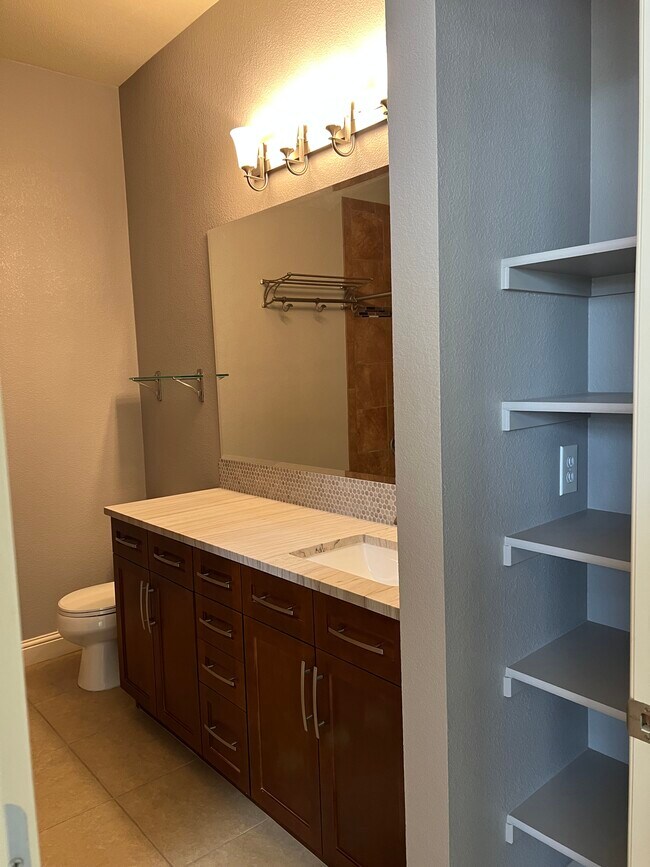 En-suite bath - 5401 S Park Terrace Ave