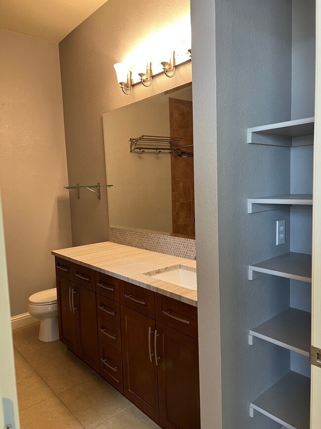 En-suite bath - 5401 S Park Terrace Ave