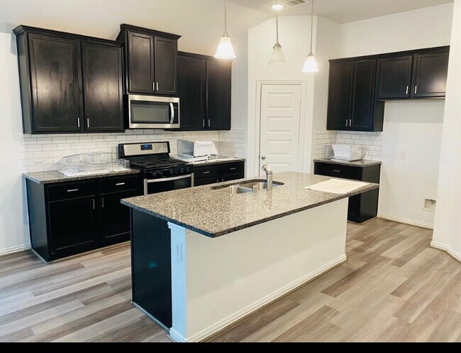 Foto del edificio - 5827 Northern Rose Ln