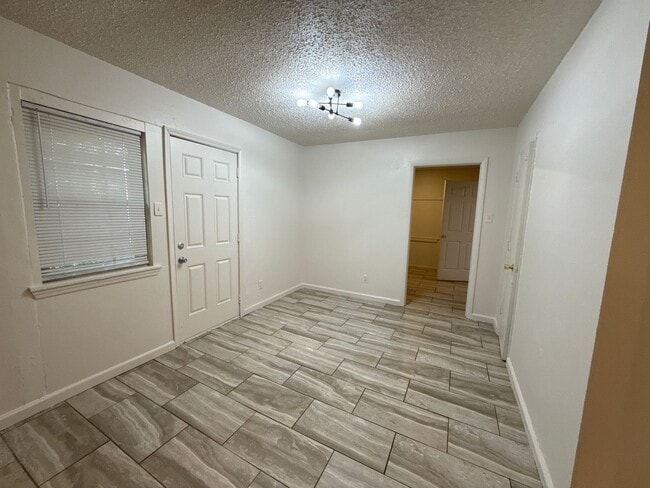 Building Photo - 911 Harris Dr