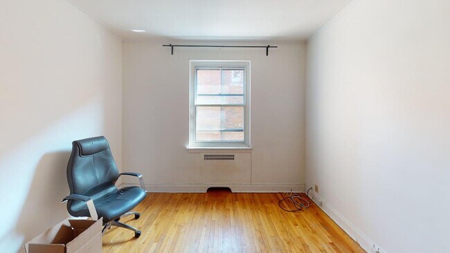Building Photo - 5050 Av Roslyn